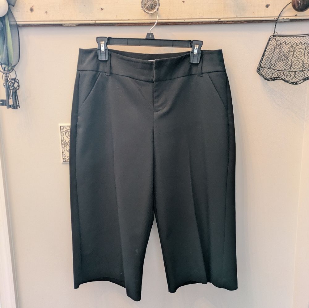 Black crop pants by Elle